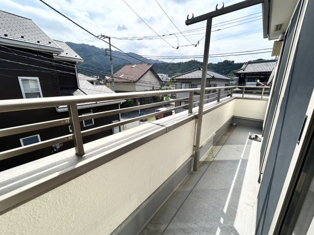 バルコニーは、室外の専用スペースのうち、「屋根がなく開放された空間」であるものを指します。ベランダより広いタイプのものが多く、日当たりもよいため家庭菜園などを楽しみたい人にとって適した環境となります。