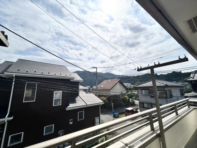 眺望を気にして物件を探す場合、前面に建物が建っていないか現地で確認しましょう！前面に建物があると景色はもちろん、日当たりや風通しにも影響が出てきます。住んだ時のことを想像しながら現地見学をしましょう。