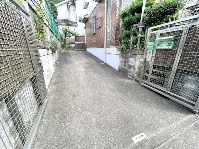 駐車場と明記されていても、最小スペースでつくられた駐車場だと大型車は駐車できなかったり、出入りしにくくなったりする可能性があります。お車のサイズと購入したい物件の駐車場のサイズを現地で確認しましょう。