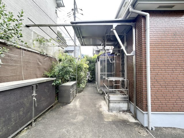 庭があることでガーデニングや家庭菜園はもちろん、こどもの遊び場やペットを放して遊ぶことができます。また、家の周囲に余裕があるということです。隣地との間があれば、十分な日当たりと、風通しが確保できます。