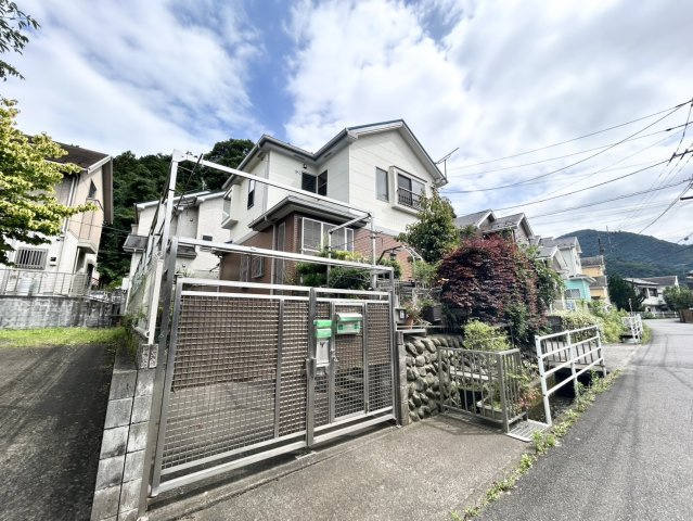 住宅用の土地では前面道路に2m以上接していなければならないと法律で定められています。しかし、お持ちの車のサイズやライフスタイルなどにより、2mでは利便が悪い場合もございますので、事前に確認しましょう。