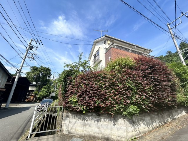 お持ちの車種によっては前面道路が広い方が便利でしょう。しかし、前面道路が広ければその分交通量が多くなるため、騒音などが気になる場合があります。実際に現地を見学し、周辺交通量や騒音などを確認しましょう！