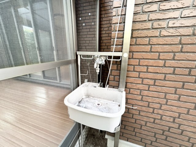 敷地内に散水栓や立水栓があると便利です。水道水を直接利用できるため、水を運ぶ手間を省くことが出来ます。大量の水を必要とする洗車作業や清掃などに役立ちます。その他設備とあわせて、現地でご確認ください。