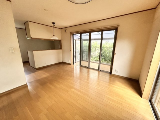 L型アイランドタイプは、キッチンからダイニングにもリビングにも目が行き届くので、とても使いやすい配置です。L字型独立タイプは、キッチンを独立させてるためLDKというよりもLDといった様なイメージです。