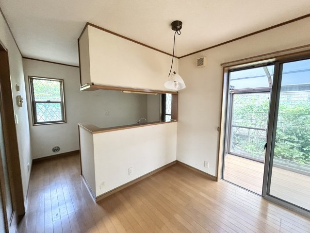 ダイニングとキッチンの間を扉や壁などで仕切らず、一体化させた間取りです。キッチンカウンターがついている物件ならば、食事をキッチンカウンターで取ることで、ダイニングスペースをリビングとして使用できます。