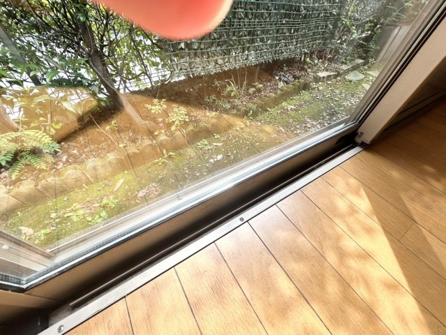 サッシは、ガラス窓に使用される金属製の窓枠です。一般的に住宅建築では、金属製建具工事の段階でガラス類・玄関などと同時に設置されます。種類や構造により断熱性能や遮音性能が異なるので現地でご確認ください。