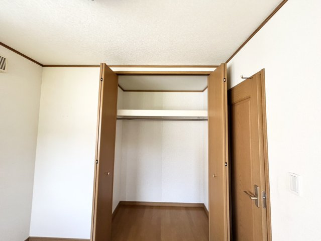 限られた敷地面積の場合、収納スペースを狭くして居室スペースを広く取ろうとすると、収納スペースがなくて困ることがあります。見学の際に各部屋に収納スペースがあるか、収納を置く場所はあるのか確認しましょう。