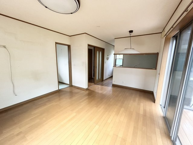 直線タイプはLとDKを一直線に並べた形で対面キッチンのタイプです。一般的なのでよく見かけるかもしれません。直線タイプに似た直接アイランドタイプは、キッチンとダイニングの間に壁がない分広く感じられます。