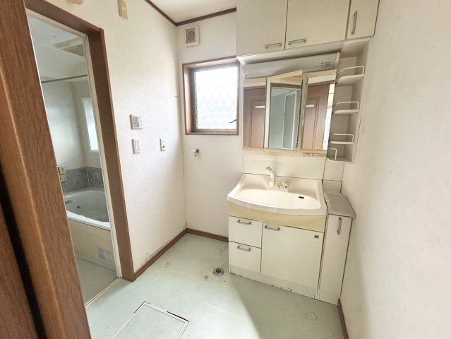 多くの戸建て住宅で見かける洗面脱衣所は、洗面台と洗濯機が2畳ほどのスペースに並べられていて、洗面所が脱衣所を兼ね備えている間取りが一般的です。お客様が利用することもある、パブリックな空間でもあります。