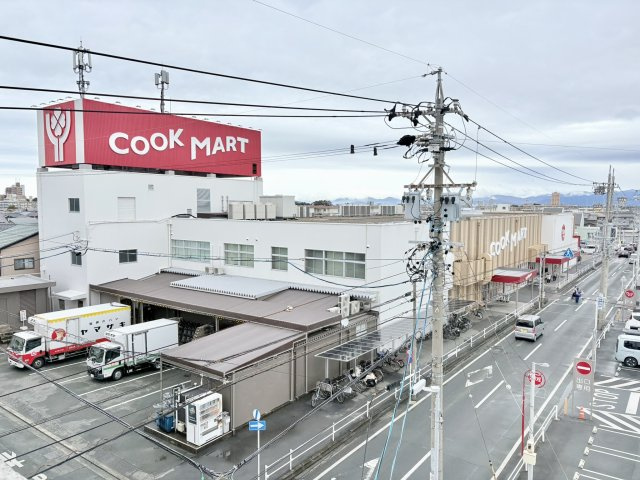 マンションのすぐ隣はスーパー。買い物が便利なのがこの物件の魅力です。