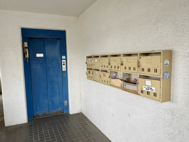 エントランスの郵便ポスト