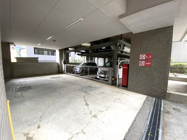 敷地内に用意された駐車場スペースです。愛車を身近に保管できるため、普段のお買い物や週末の家族でのお出かけもスムーズに移動でき、快適なカーライフをしっかりサポートします。