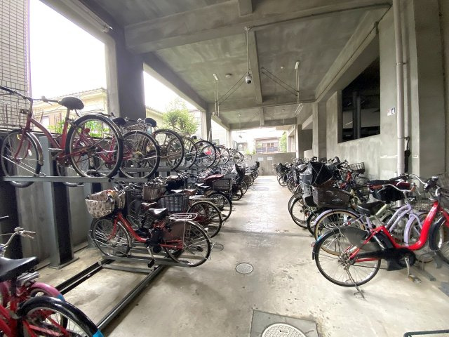 屋根付きの敷地内駐輪場を完備しております。大切な自転車を雨風や直射日光からしっかりと守ることができ、通勤や通学、日々のお買い物などで自転車をご利用される方に大変嬉しい設備です。