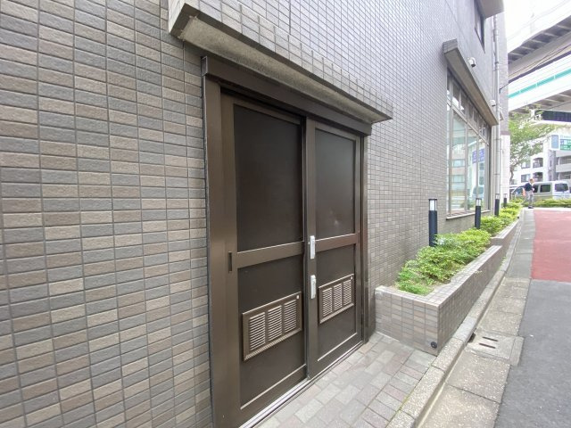 敷地内にしっかり管理された専用のゴミ捨て場を完備しております。清掃が行き届いた衛生的な環境が保たれており、毎日のゴミ出し作業もストレスなくスムーズに行っていただくことができます。