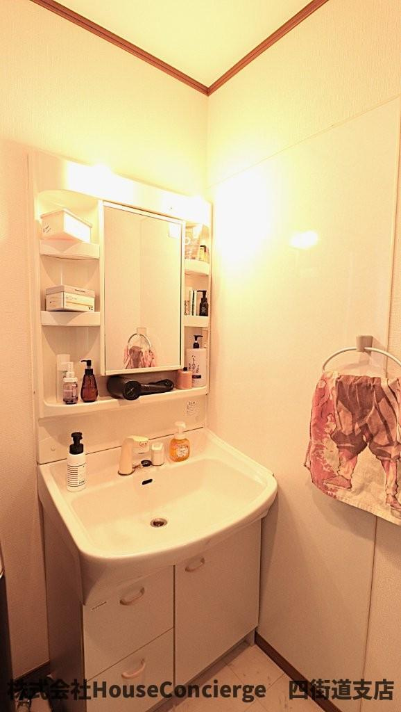 朝の慌ただしさも、この洗面台があればスムーズに。家族みんなが気持ちよく使える“整う空間”です。　