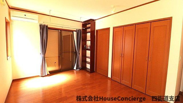 1日の終わりにほっと心をほどける場所。静かに自分を取り戻せる、やさしい時間が流れる洋室です。　