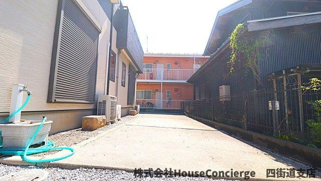 買い物帰りも雨の日も玄関までスムーズに。毎日の“ちょっとした手間”をなくしてくれる、使いやすい駐車スペースです。　