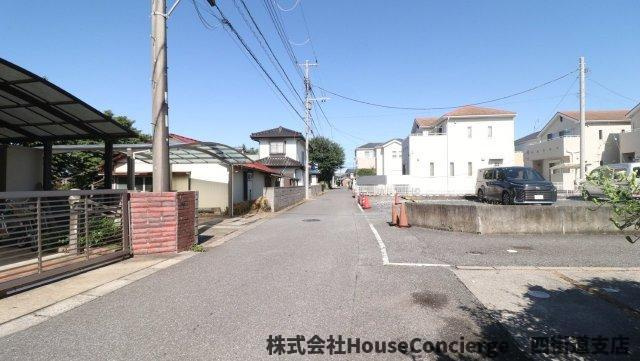 広さと静けさを兼ね備えた前面道路。　