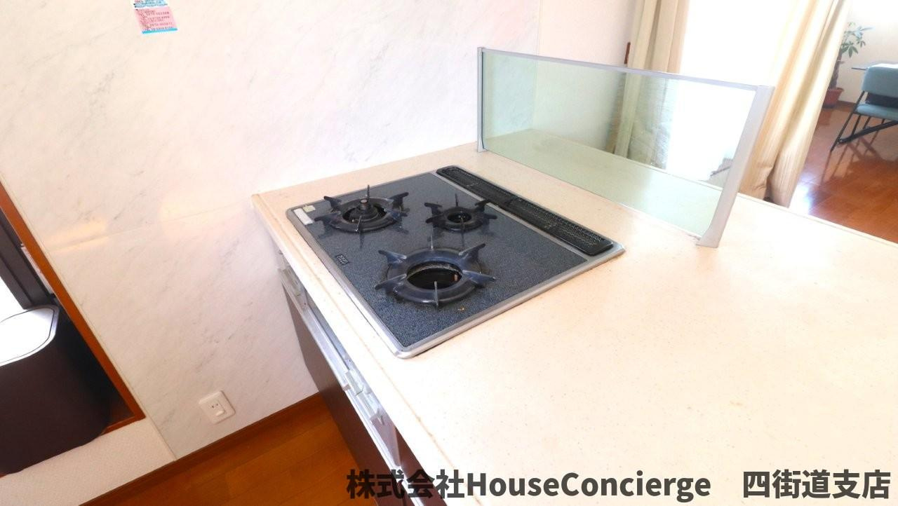 主菜も副菜も、同時に調理できるから毎日がもっとスムーズに。3口コンロが、時間にも気持ちにもゆとりをくれます。　