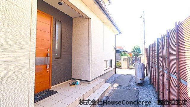 静けさと品のある佇まい。毎日の始まりと終わりを、やさしく見守る玄関がここにあります。　