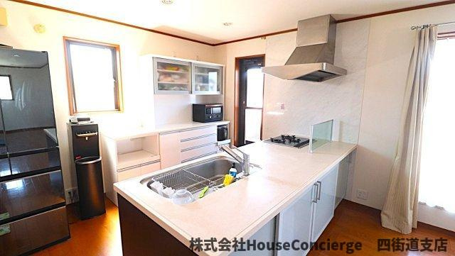 料理をしながら、家族の声が聞こえる。対面キッチンが、暮らしにちょうどいい距離感と、あたたかな時間を運んでくれます。　