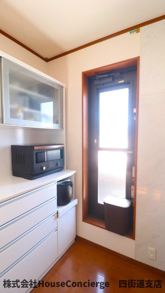 勝手口：もう一つの玄関　収納：お皿やキッチン雑貨をすっきり収納でキッチンはいつも美しく。　