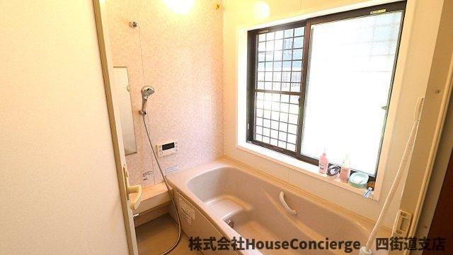 明るいバスルームは、一日の終わりを気持ちよく締めくくる場所。何気ない時間こそ、心地よく。　