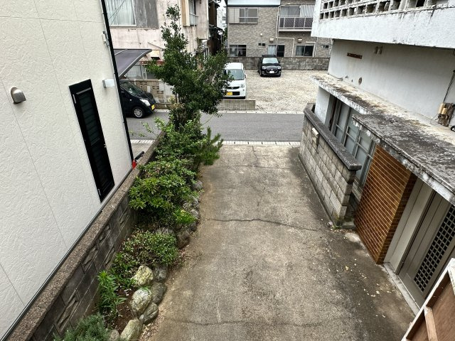 ゆとりある広さを確保したカースペース。普段使いの車をサッと停めておける利便性が魅力です。お乗りの車種や駐車可能な台数など、詳細はぜひお気軽にお問い合わせ下さい。