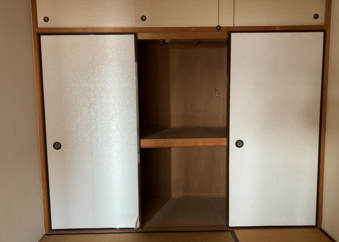衣類や生活用品をまとめて収納できるクロゼットを備えております。お部屋の中に余計な荷物を置かずに済むため、6.0帖の居室空間をより広く有効に活用することができ、すっきりとした暮らしを実現できます。