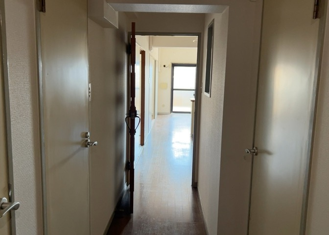 室内全体がフローリング仕様となっており、掃除やお手入れがしやすい内装デザインです。1階部分でありながら角住戸・南東向きのため採光性にも優れ、明るく木のぬくもりを感じられる住空間が広がっています。