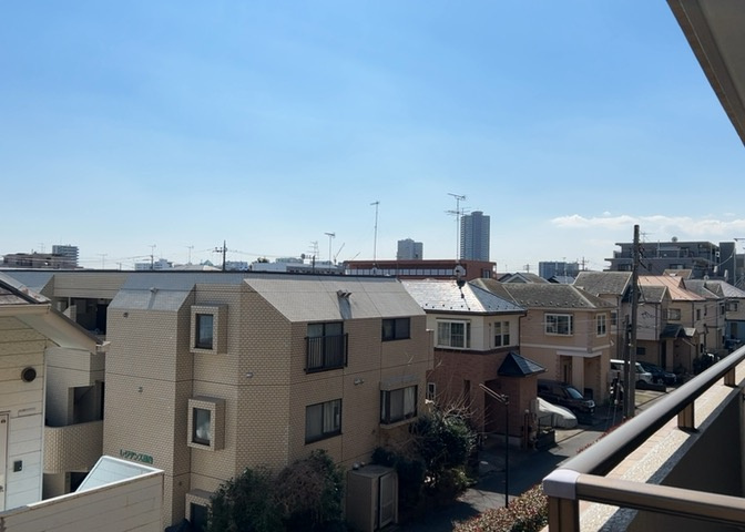 1階南東側のバルコニー・専用庭からの眺望写真です。前面は閑静な住宅街となっており、落ちついた住環境が広がっています。鶴の台小学校まで徒歩6分（約428m）と子育て世帯にもおすすめの立地です。