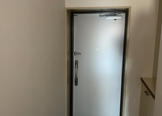 お部屋の玄関口には靴類を整理整頓できるシューズボックスを設置済みです。玄関周りを常にすっきりと綺麗に保つことができ、来客時にも気持ちよく迎え入れられる使い勝手の良い玄関スペースとなっております。