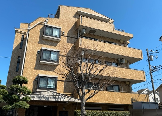 現在のお部屋の様子を示す現況写真です。鉄筋コンクリート造5階建ての1階部分に位置し、専有面積49.20平米の2DKの間取り。お気軽にお問い合わせいただければ、住まいの広場スタッフがご案内いたします。