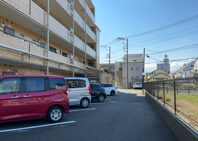 敷地近隣（約200m）にある駐車場関連の案内です。お車をお持ちの方や自家用車の導入をご検討中の方も、周辺の駐車環境について住まいの広場までお気軽にご相談ください。最適なご提案をさせていただきます。