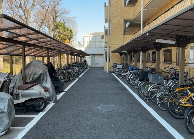 敷地内に設けられた駐輪場スペースです。自転車をお持ちの方も安心して保管でき、通勤や通学、近隣への買い物などの日常移動に役立ちます。小田急相模原駅周辺への移動にも自転車があると大変便利です。