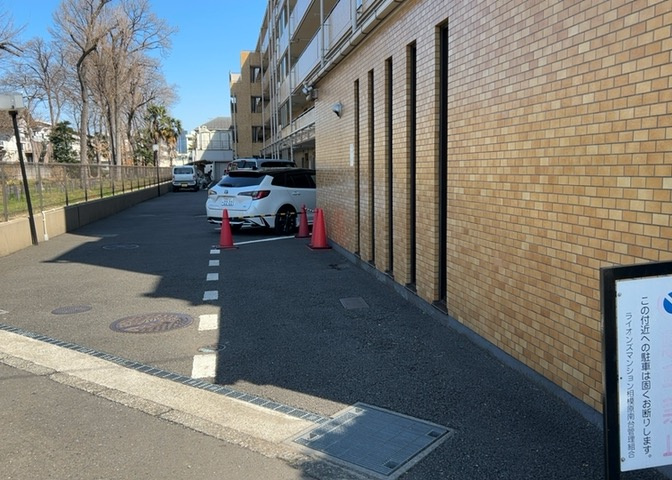 マンション敷地内の駐車・車寄せに関するスペースです。お車の出し入れや荷物の搬入時にも便利な動線が確保されています。近隣の月極駐車場探しについても、住まいの広場が丁寧にお手伝いいたします。