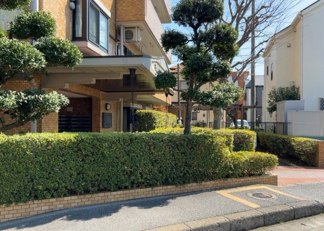 1階住戸ならではの魅力である面積26.07平米の専用庭です（月額使用料520円）。ガーデニングを楽しんだり、お子様の遊び場やリフレッシュ空間として多様に活用できる貴重なプライベートスペースです。