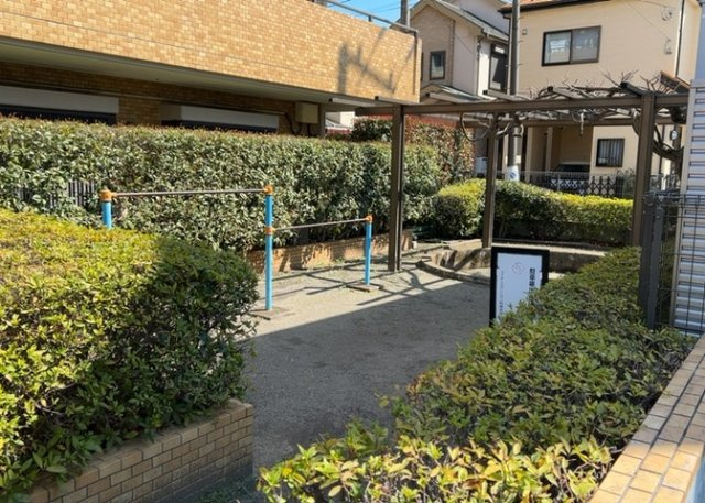 敷地内の緑豊かな敷地スペース・中庭部分です。居住者が心地よく過ごせる環境が整えられており、落ち着いた雰囲気を感じられます。平坦地に立地するライオンズマンション相模原南台ならではの魅力です。