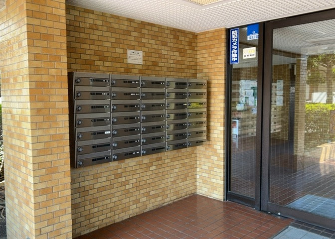 共用部に設置された集合郵便受け（メールボックス）です。居住者の大切な郵便物を安全に受け取れるよう整理されて配置されています。定期的な清掃も実施されており、綺麗に保たれている共用設備です。