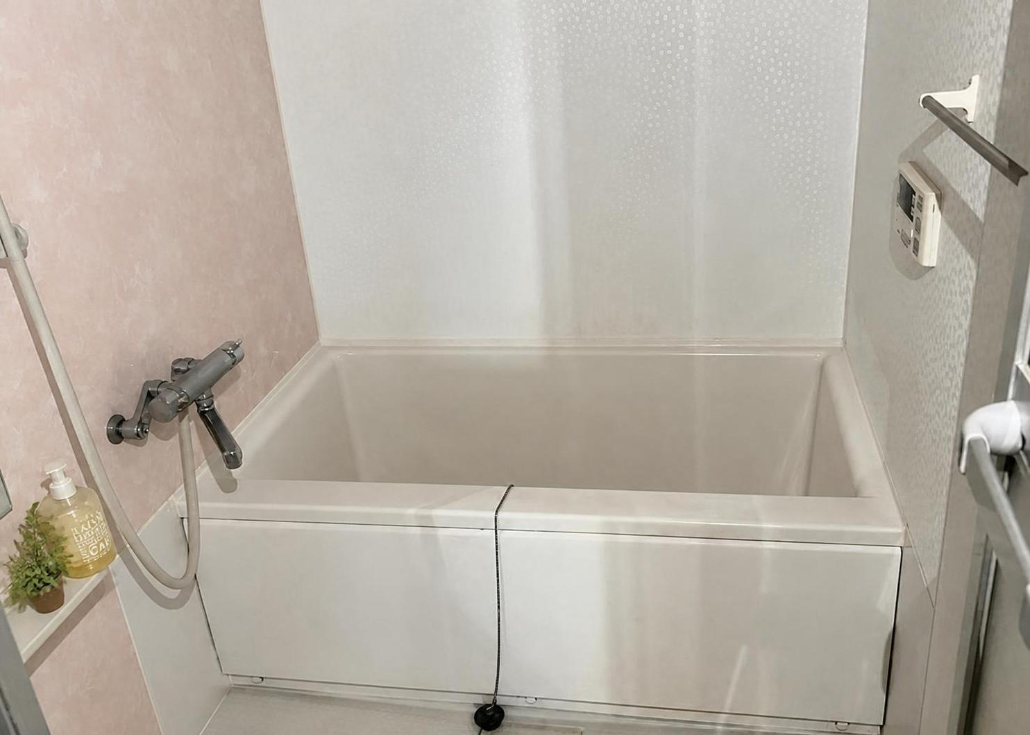 一日の疲れをゆっくりと癒やすことができるバスルームです。本物件はバス・トイレ別の間取り設計となっており、衛生面や使い勝手に配慮された構造です。毎日のバスタイムを快適にお過ごしいただけます。