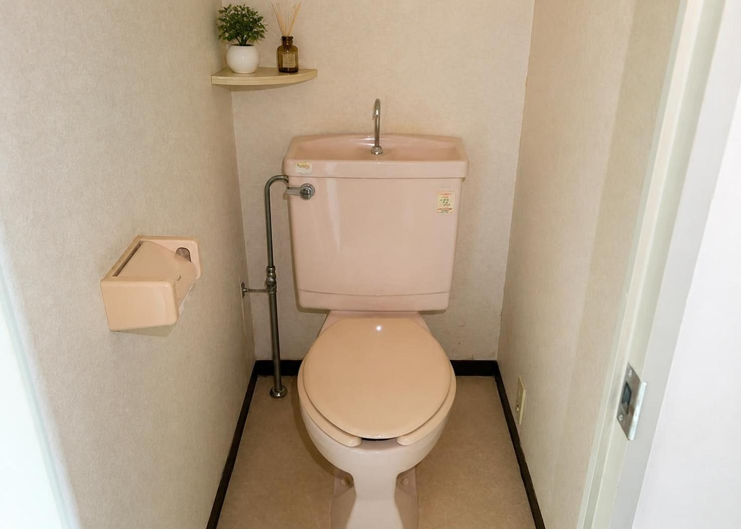 バスルームとは独立した清潔感のあるトイレ空間です。公共下水・公営水道に対応した安心の設備仕様となっております。独立配置されているため、ご家族同士や来客時にも気兼ねなくご使用いただける空間です。