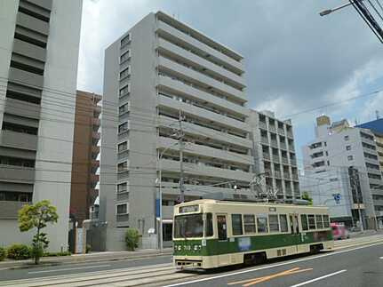路面電車に面す
