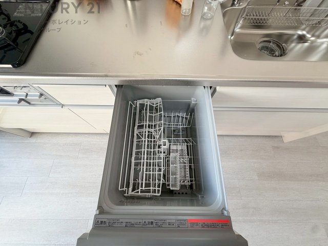 食器洗浄乾燥機は手洗いに比べて時間や労力を節約できます。また、高温のお湯で洗浄されるため、雑菌や細菌を殺菌する効果もあります。さらに、乾燥機能があるため、手で拭く手間も省け衛生的に保管できます。