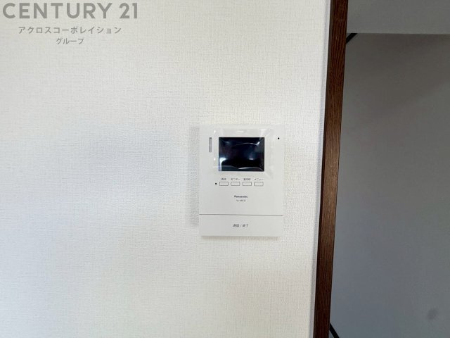 訪問者が来たときにテレビ画面で確認できるため、安心してドアを開けられます。録画機能があるものもあり、留守中に来訪者を記録しておくことができます。利便性が高く、セキュリティ面でも安心です。