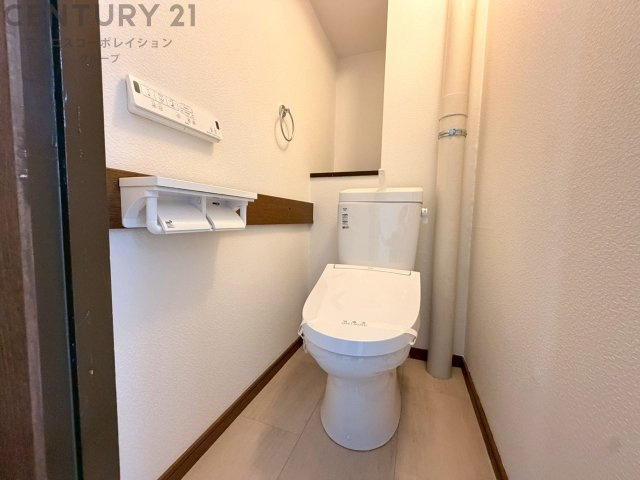温水洗浄便座付トイレは温水洗浄機能により、暖かい水でおしりを洗浄することができ、冷たい水を使う従来の便座に比べ、温水洗浄機能で暖かいトイレを提供し、快適な使用を可能にします。