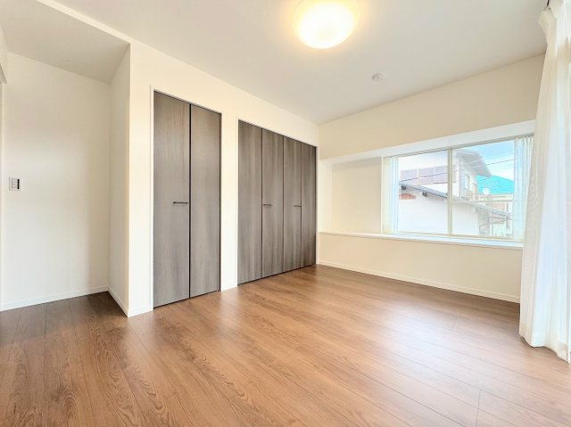 ◆室内はいつも明るい印象なので気持ちの良い朝を迎えられます。各部屋にはクローゼットを完備しており、収納が多いお家はすっきりして快適空間です。