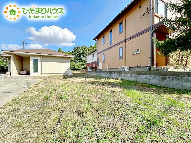 陽光たっぷり降りそそぐ南庭を備えた理想のお住まいです。お子様の遊び場や趣味のガーデニングなど、ライフスタイルに合わせていろいろとお楽しみ頂けそうです。