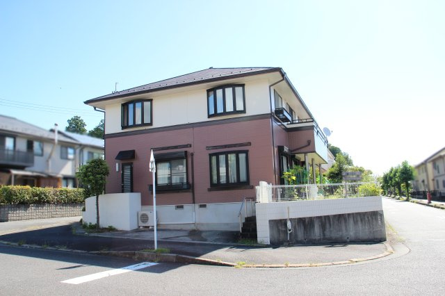 西側からの外観