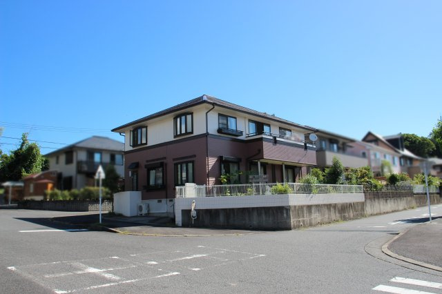 南西側からのみため、南側は道路と高低差があります