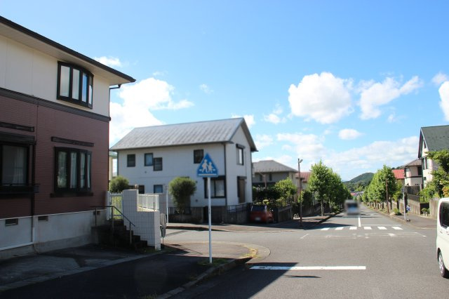 整備された道路に緑も豊かな環境です